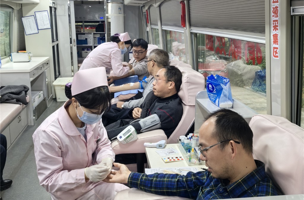 石峰区自然资源局开展无偿献血活动