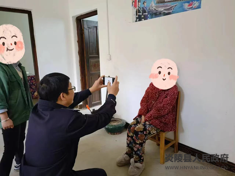 县公安局：我为群众办实事  行走的办证窗口 贴心的为民服务