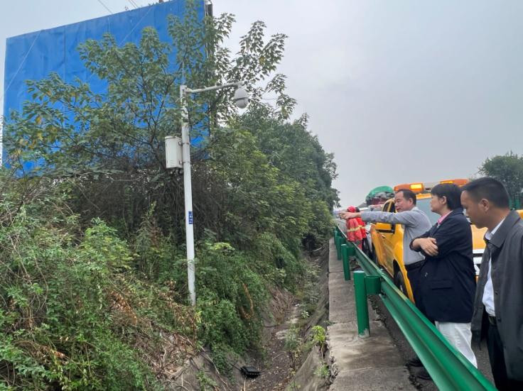 “一路多方”合力拆除高速公路非法广告牌