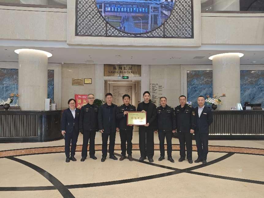 攸县市监局授予一批企业"食品经营安全示范单位"荣誉牌匾