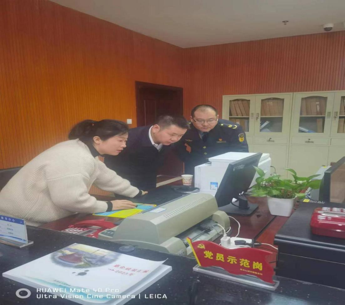 攸县分管环保副县长刘丰华到政务中心环保窗口指导工作