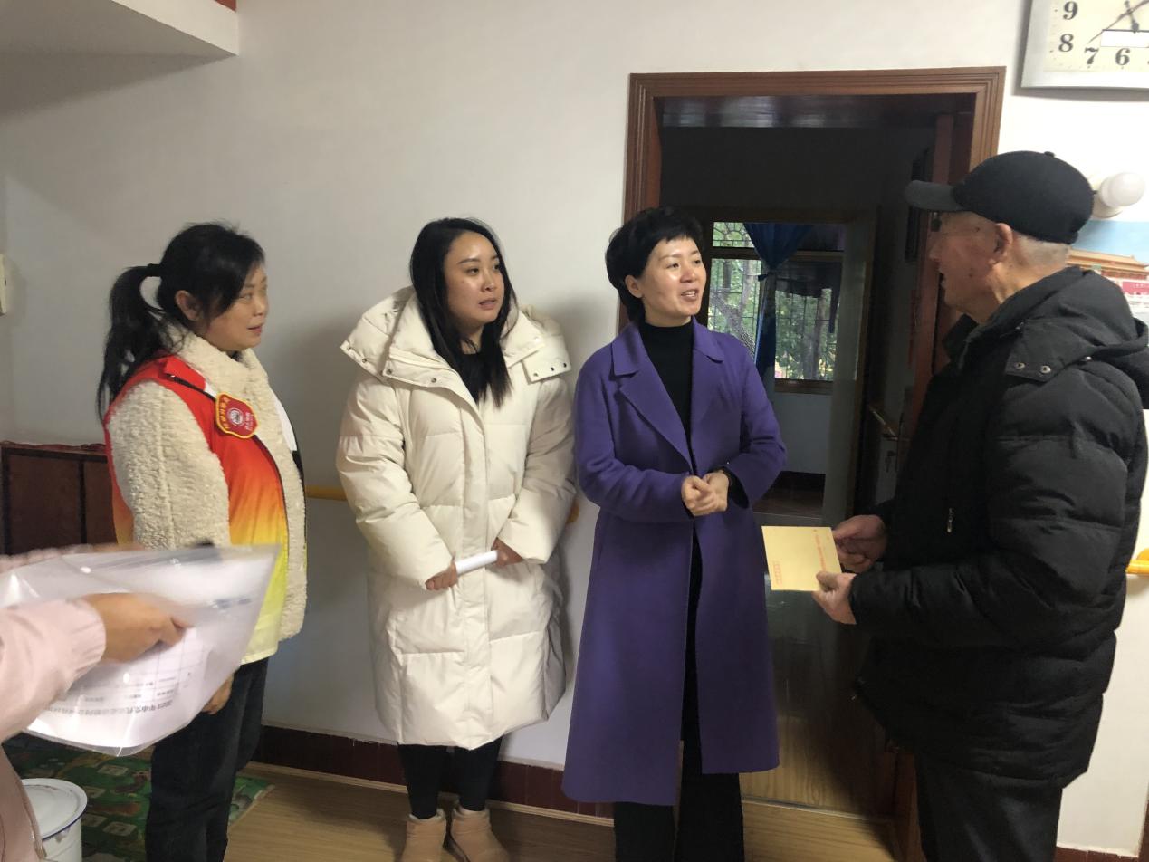 ​​​市党代表杨喜兰到公园社区开展驻室接待