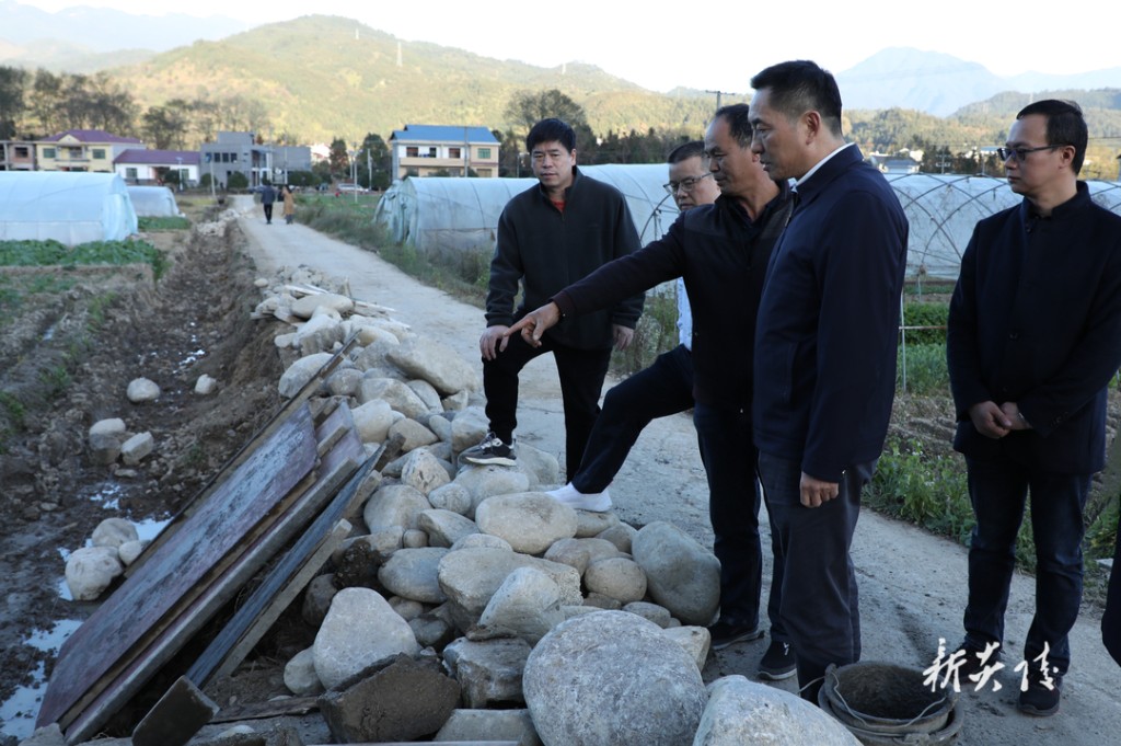 尹朝晖赴乡镇调研乡村振兴和农村建房管理工作