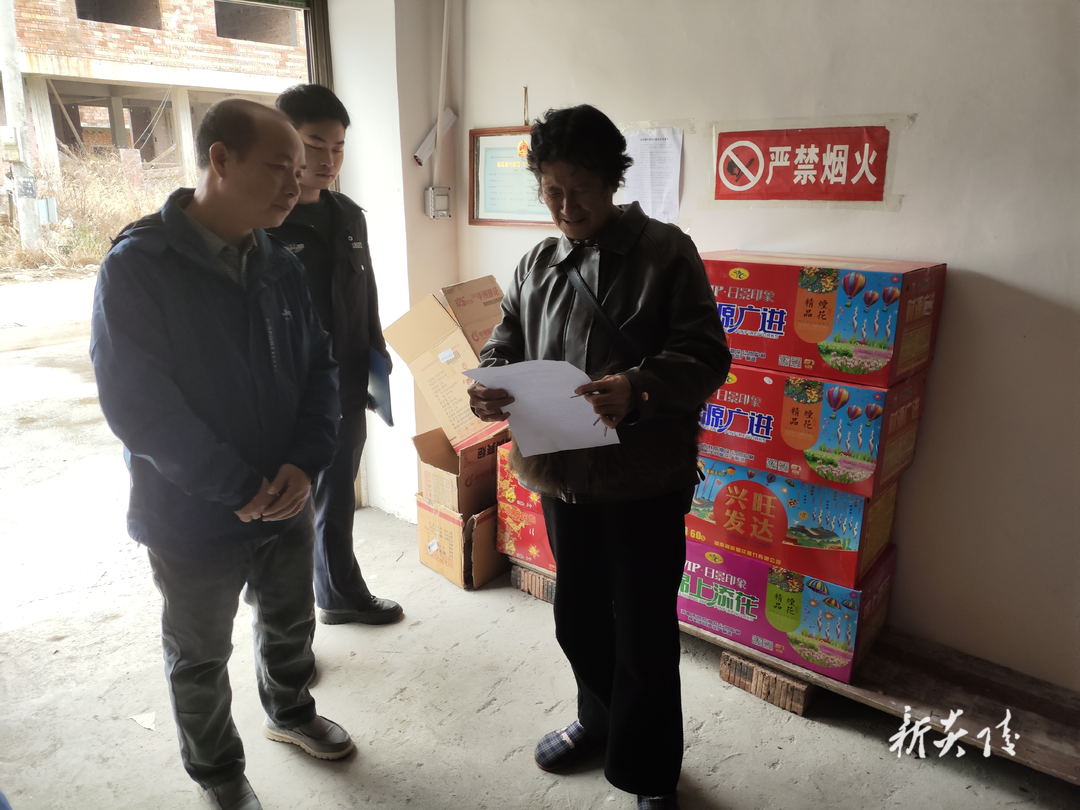 十都镇：入户敲门显关怀 立足安全守底线