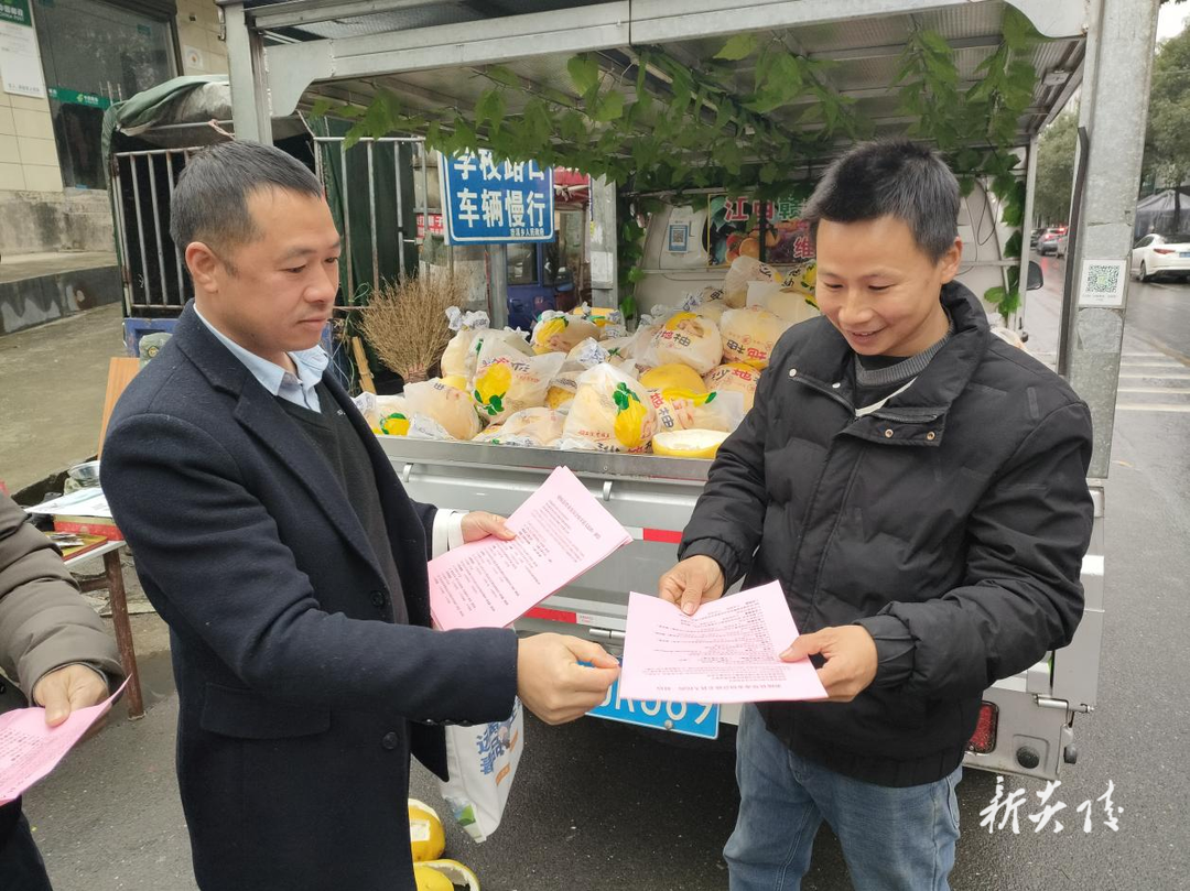 垄溪乡：民调宣传进集市 禁毒知识入民心