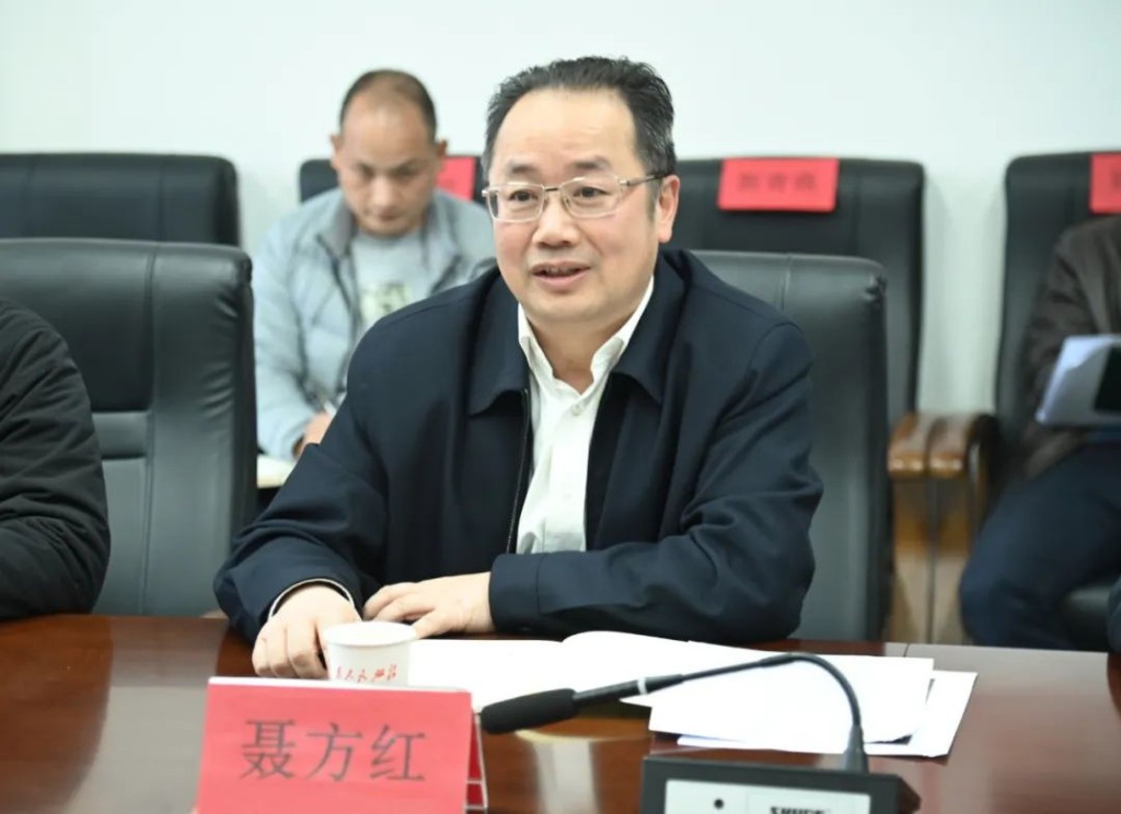 聂方红走进党代表工作室接待党员群众