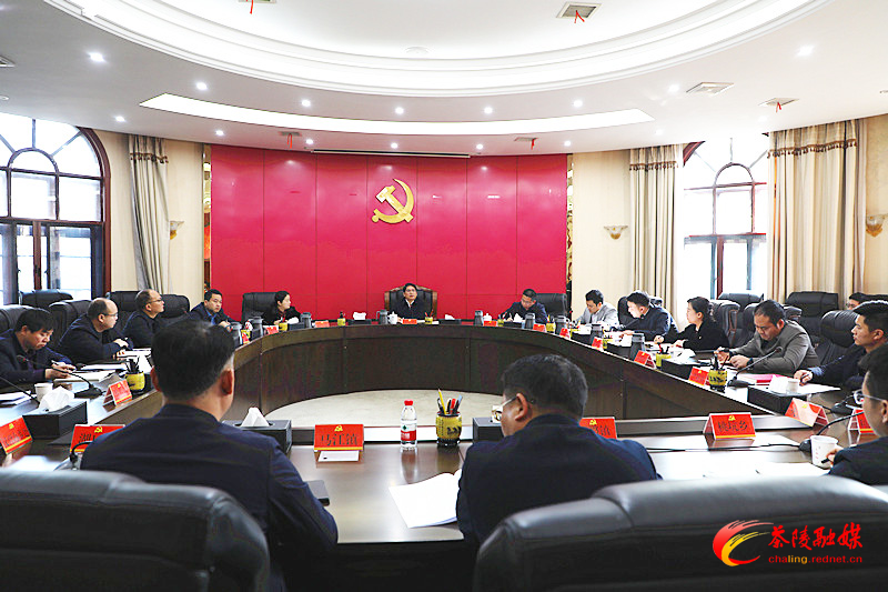 邓元连主持召开《县委十三届六次全会报告和关于经济工作的讲话（审议稿）》征求意见座谈会