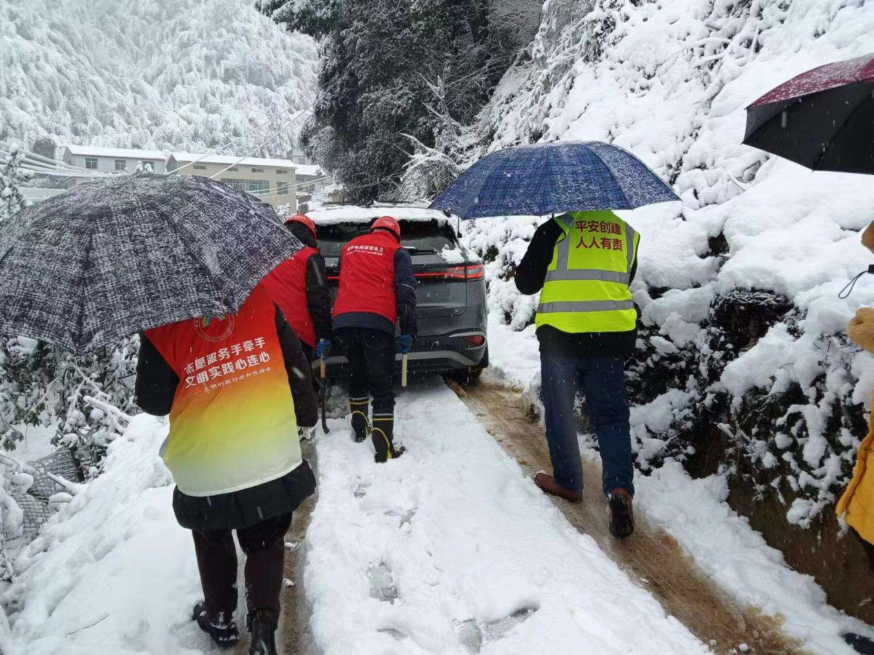 芦淞区白关镇： 以“雪”为令速行动  浴“雪”奋战保畅通