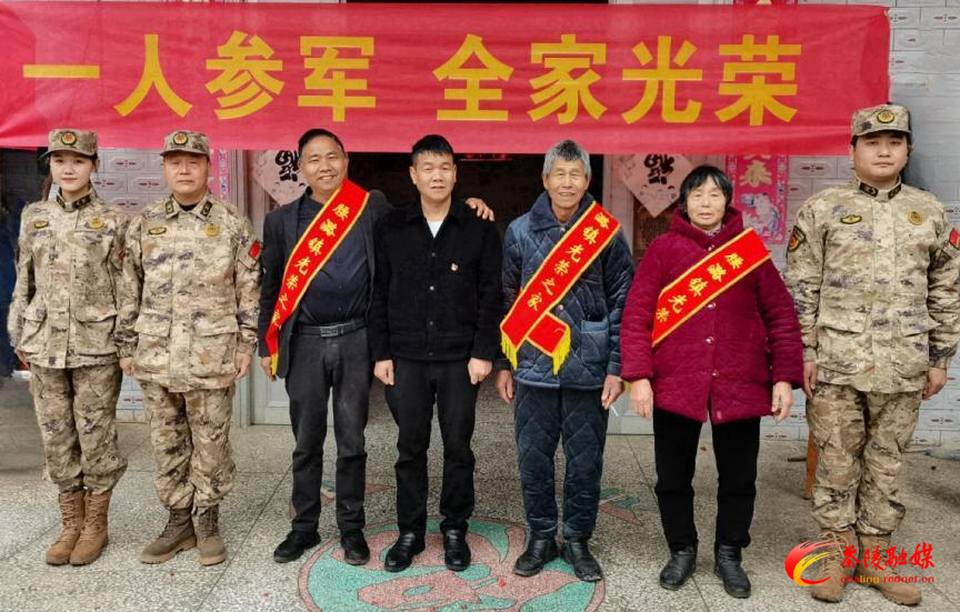 一人参军，全家光荣！腰潞镇开展喜送“入伍通知书”和“光荣之家”荣誉牌活动