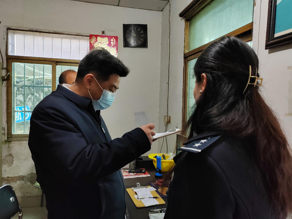 付访华督查低温雨雪冰冻天气交通安全防范工作