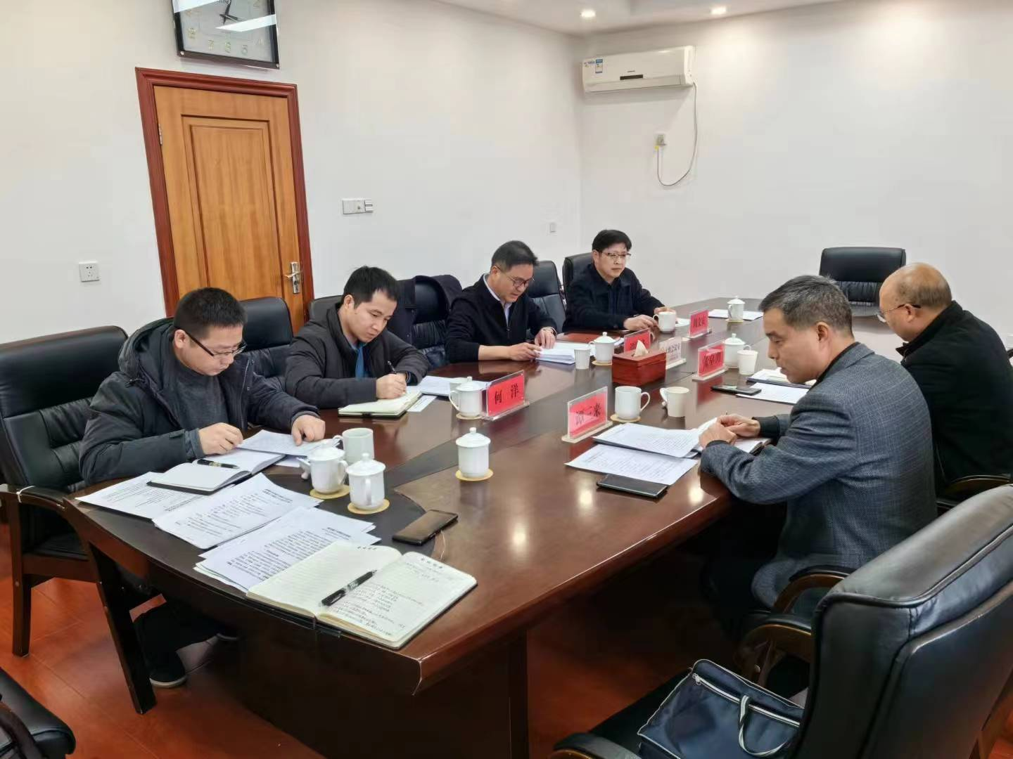 市委常委、市政府副市长刘亚亮到市政府金融办听取有关工作汇报