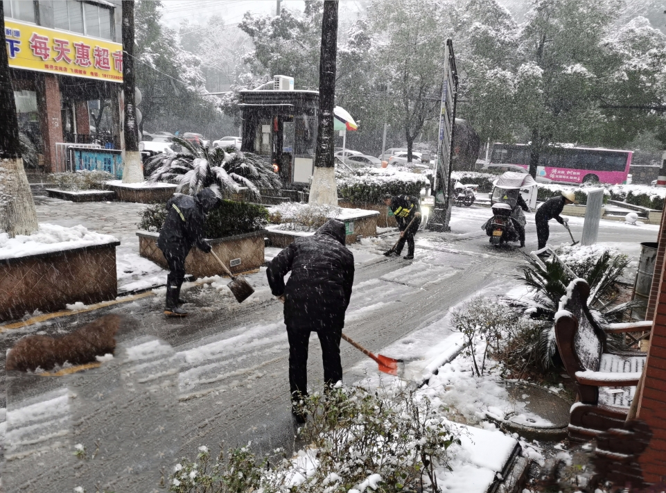 扫雪除冰保通畅 志愿服务在行动