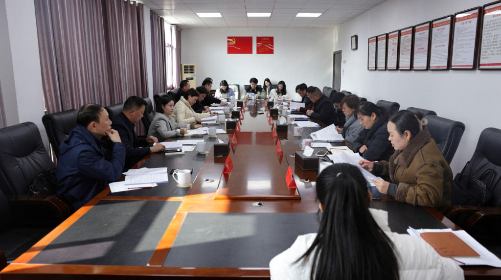 赖晓智主持召开《政府工作报告》征求意见座谈会