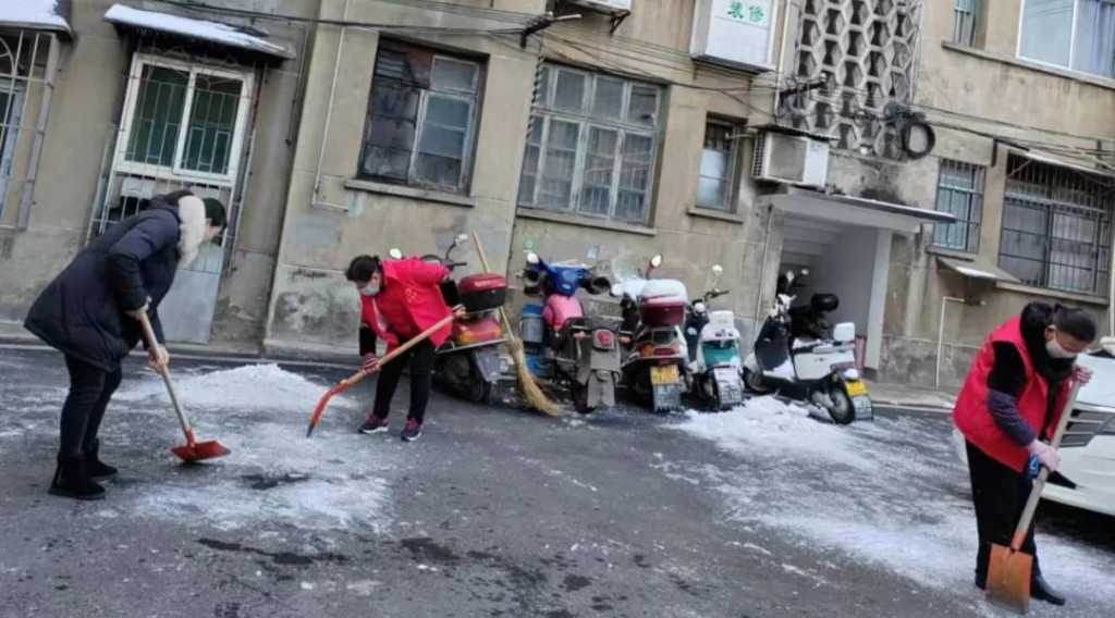 【新时代南泥湾精神】伏波岭社区三长、志愿者齐心协力铲除冰雪，共建和谐小区