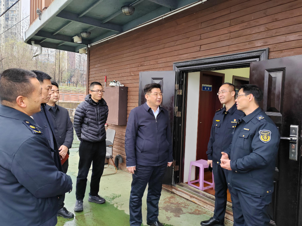 付访华督查低温雨雪冰冻天气交通安全防范工作