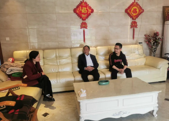 乡贤心系家乡 点亮“幸福道路”