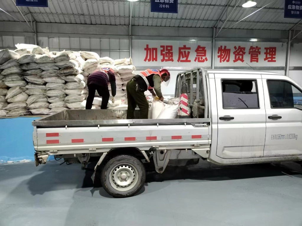 启动紧急预案 除雪抗冰保畅