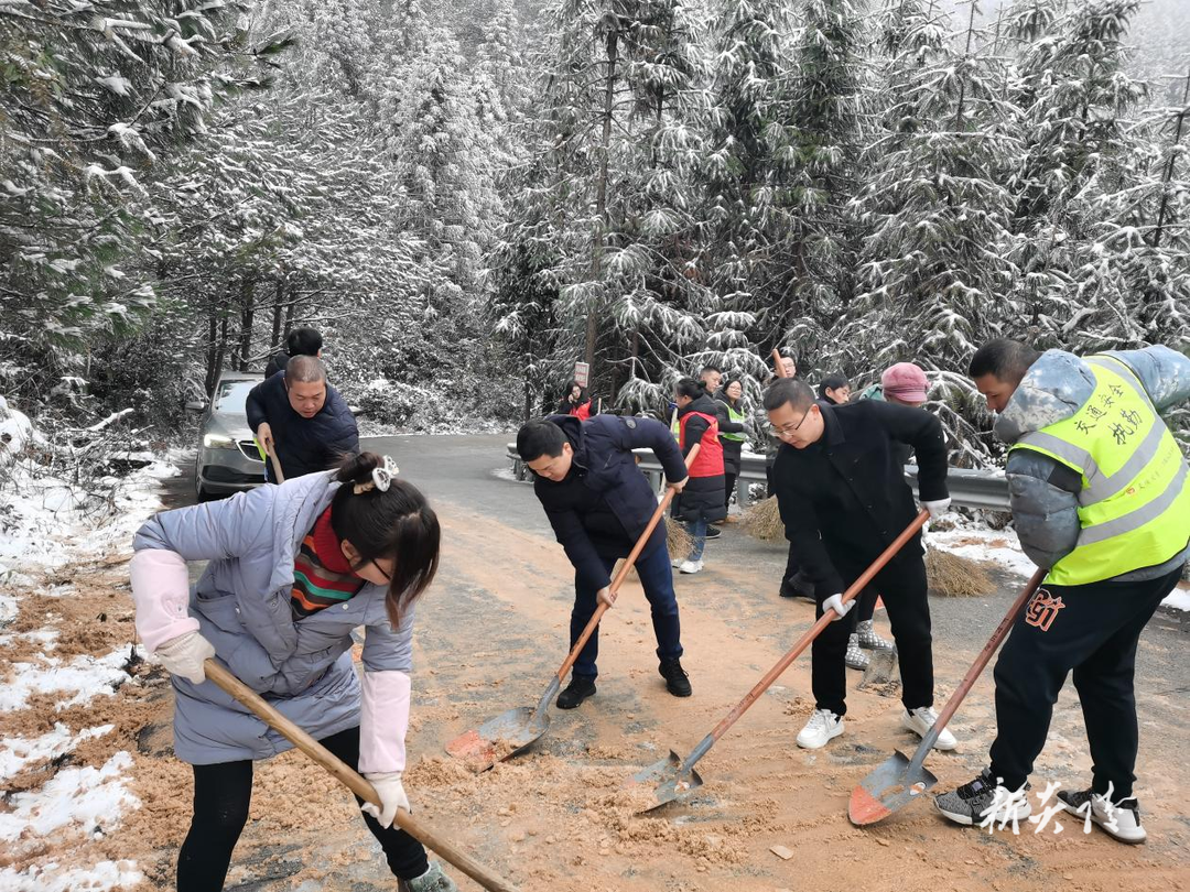 下村乡：齐心协力战冰雪 为民解忧保畅通