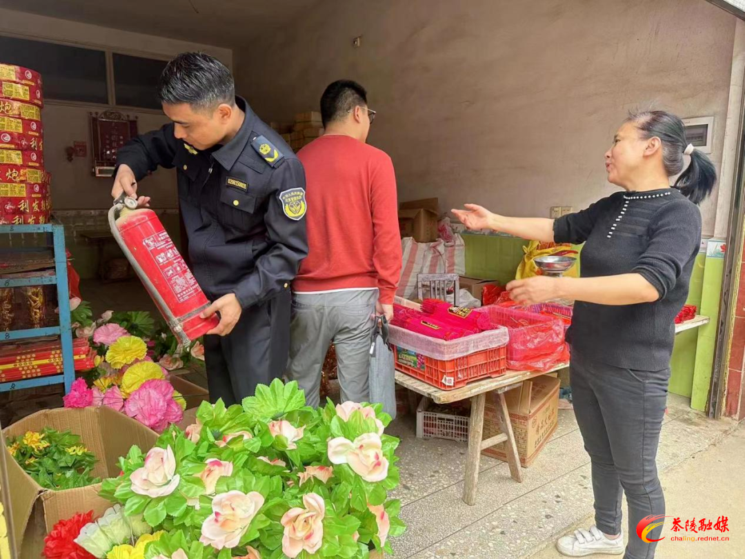 虎踞镇开展烟花爆竹“打非治违”专项整治行动