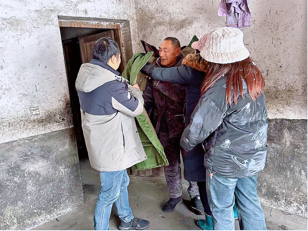 枫林镇：扫雪除冰保通畅，走访慰问情意浓