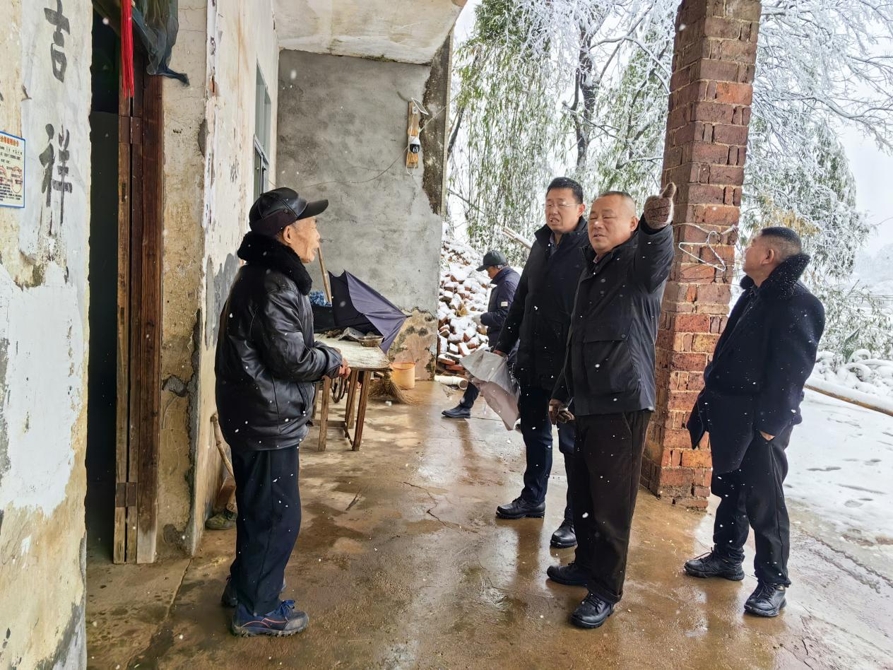 以雪为令 雪落即动丨古岳峰镇积极应对低温雨雪冰冻天气