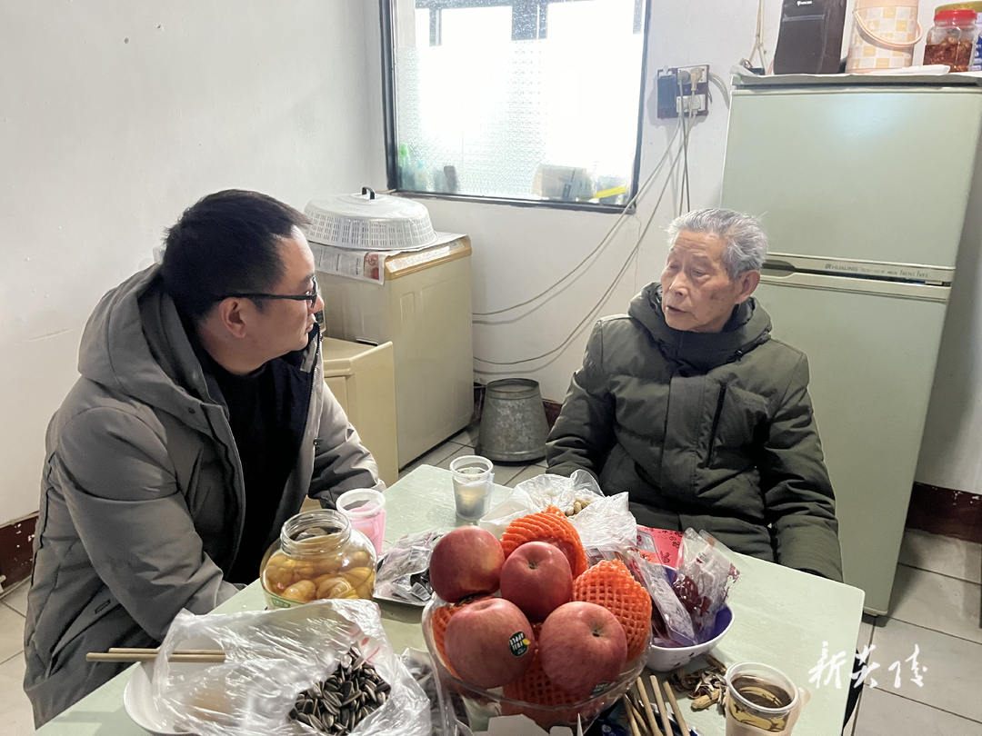 霞阳镇：情系退休老干部 走访慰问暖人心