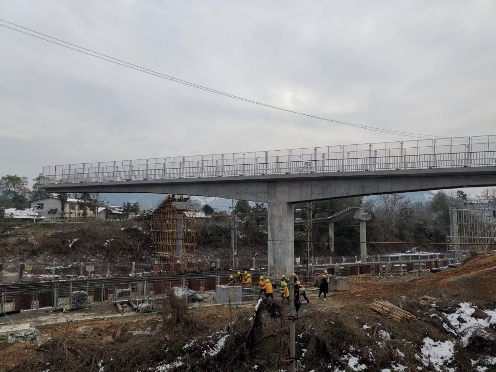 32分钟 京广铁路上天桥成功转体