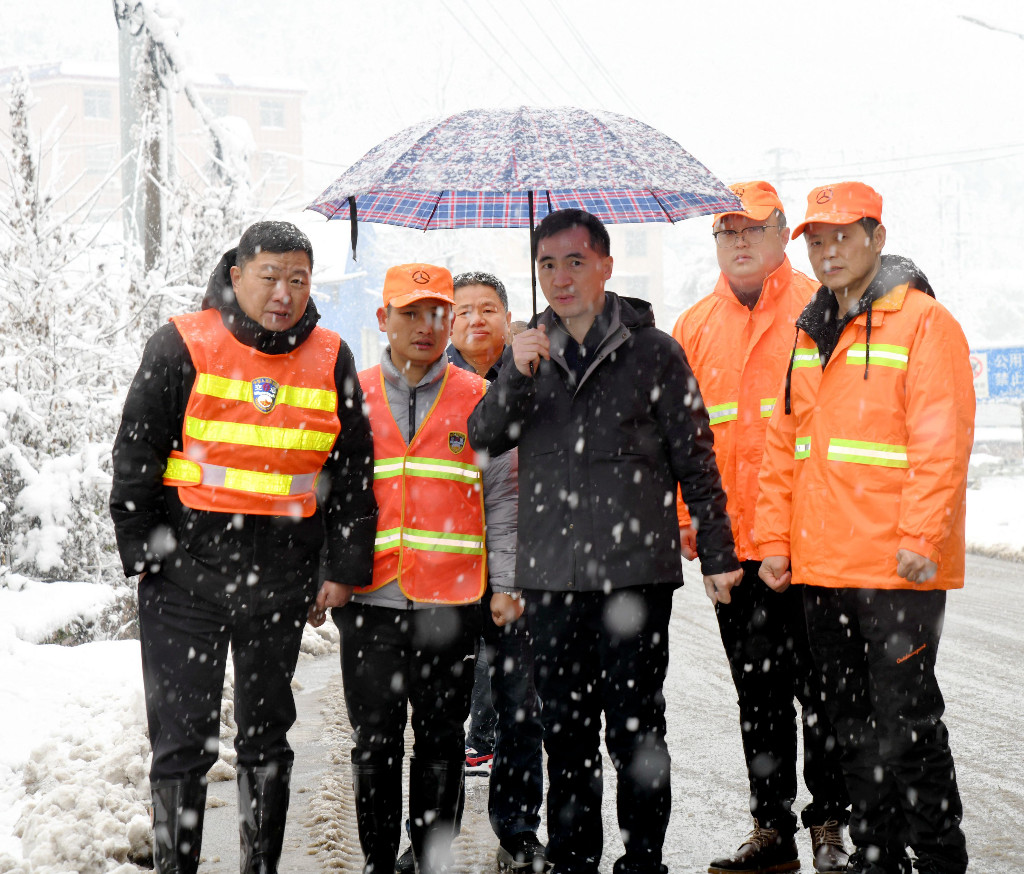 昼夜奋战，株洲公路人打响抗冰保通攻坚战