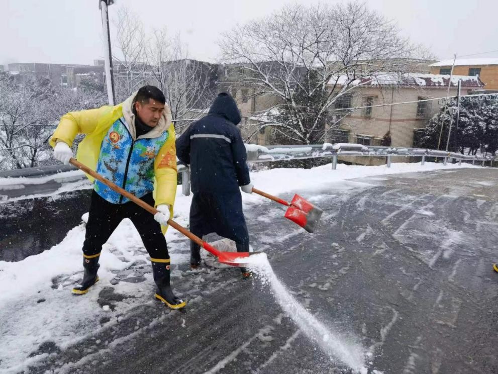 株洲：退役军人积极投身除冰清雪突击战