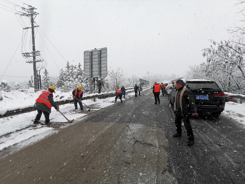 央企与地方联手  浴“雪”战冰保畅通