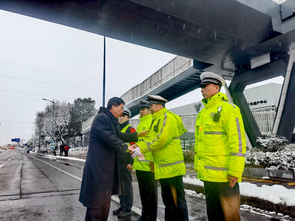 唐文发同志暗访督导抗击冰雪工作并慰问执勤民辅警