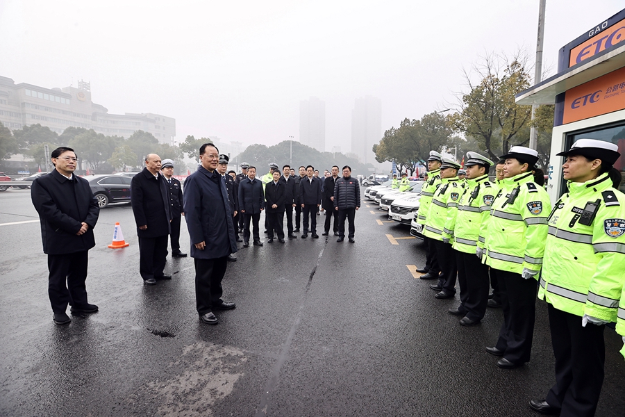 毛伟明检查元旦假期交通安全：以时时放心不下的责任感保畅通保平安