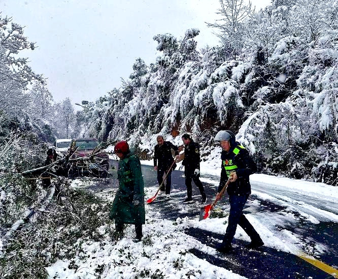 枫林镇：扫雪除冰保通畅，走访慰问情意浓