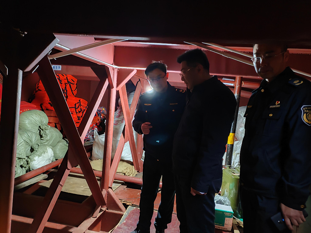 付访华督查低温雨雪冰冻天气交通安全防范工作