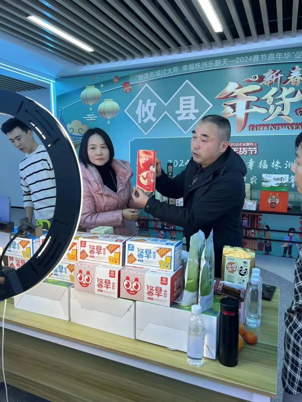 2024年“数商兴农 惠购株洲”网上年货节攸县专场火热展开 局长直播带货任您选