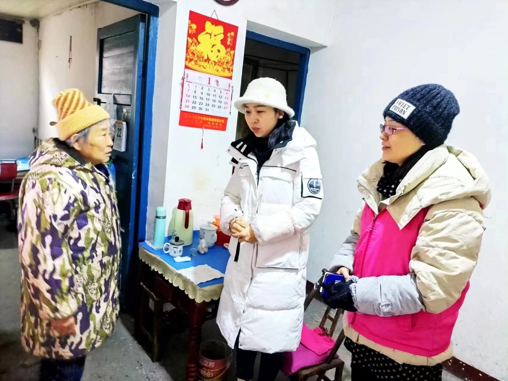 扫雪除冰保通畅 志愿服务在行动