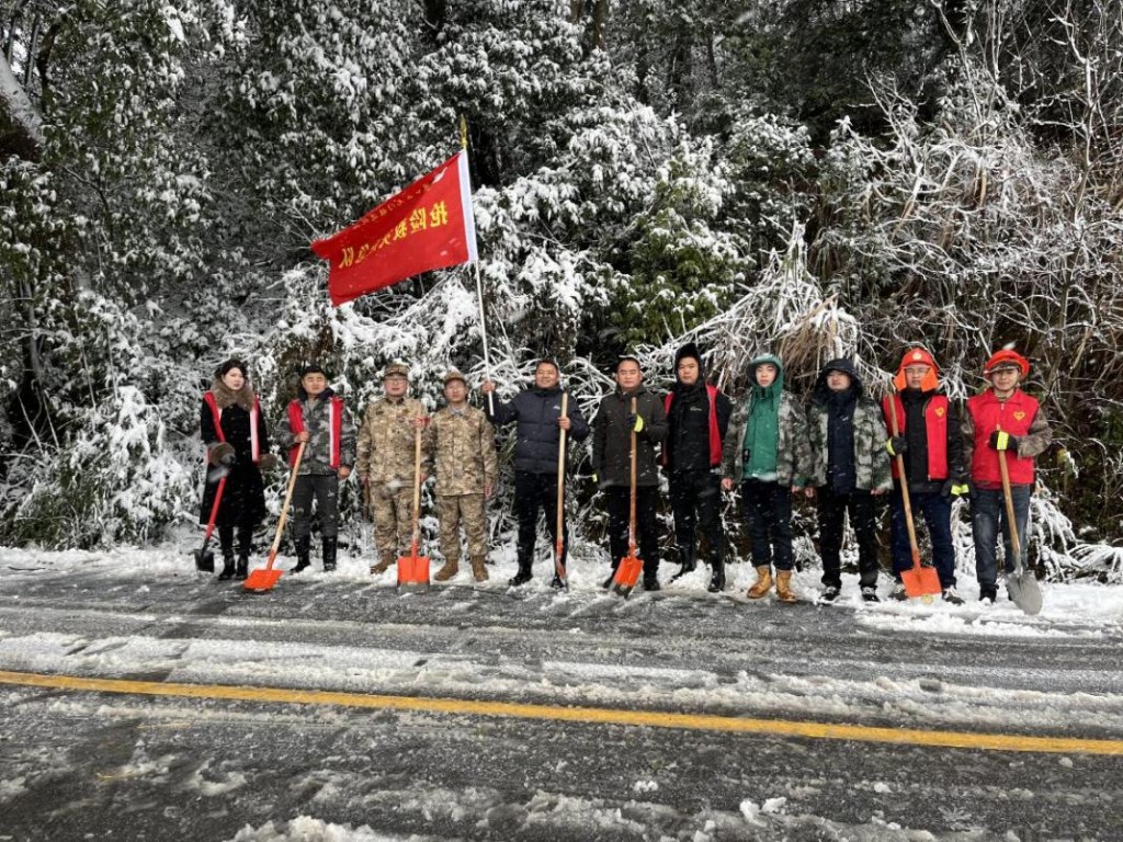 株洲：退役军人积极投身除冰清雪突击战