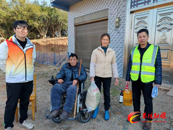界首镇：开展“情暖寒冬 关爱老人”慰问活动