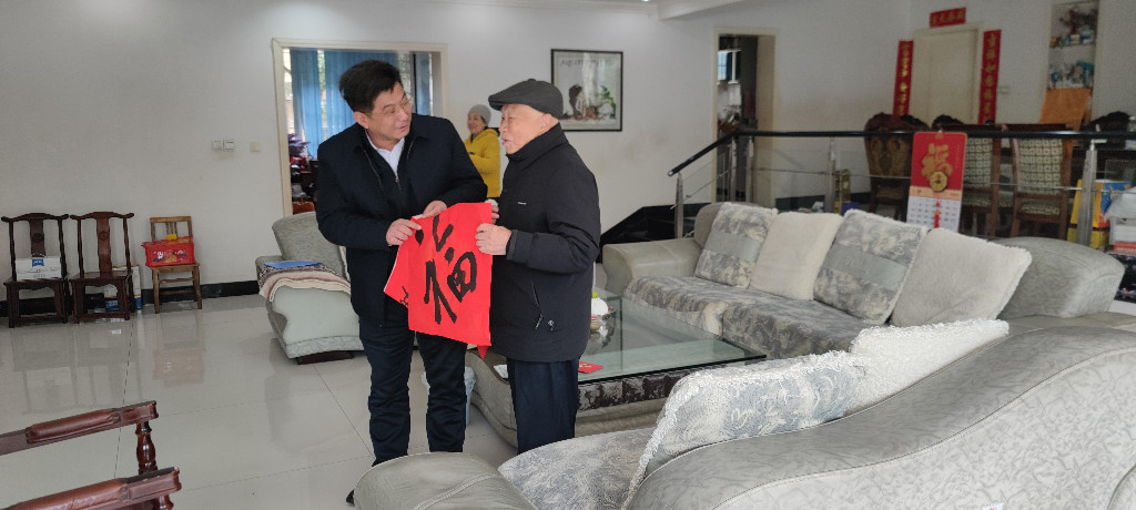 笔墨迎新年  春联送福至 株洲市交通运输局为离退休老干部送“福”