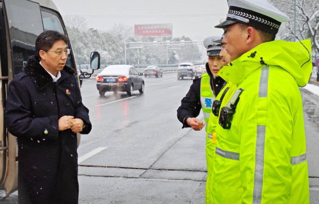 唐文发同志暗访督导抗击冰雪工作并慰问执勤民辅警
