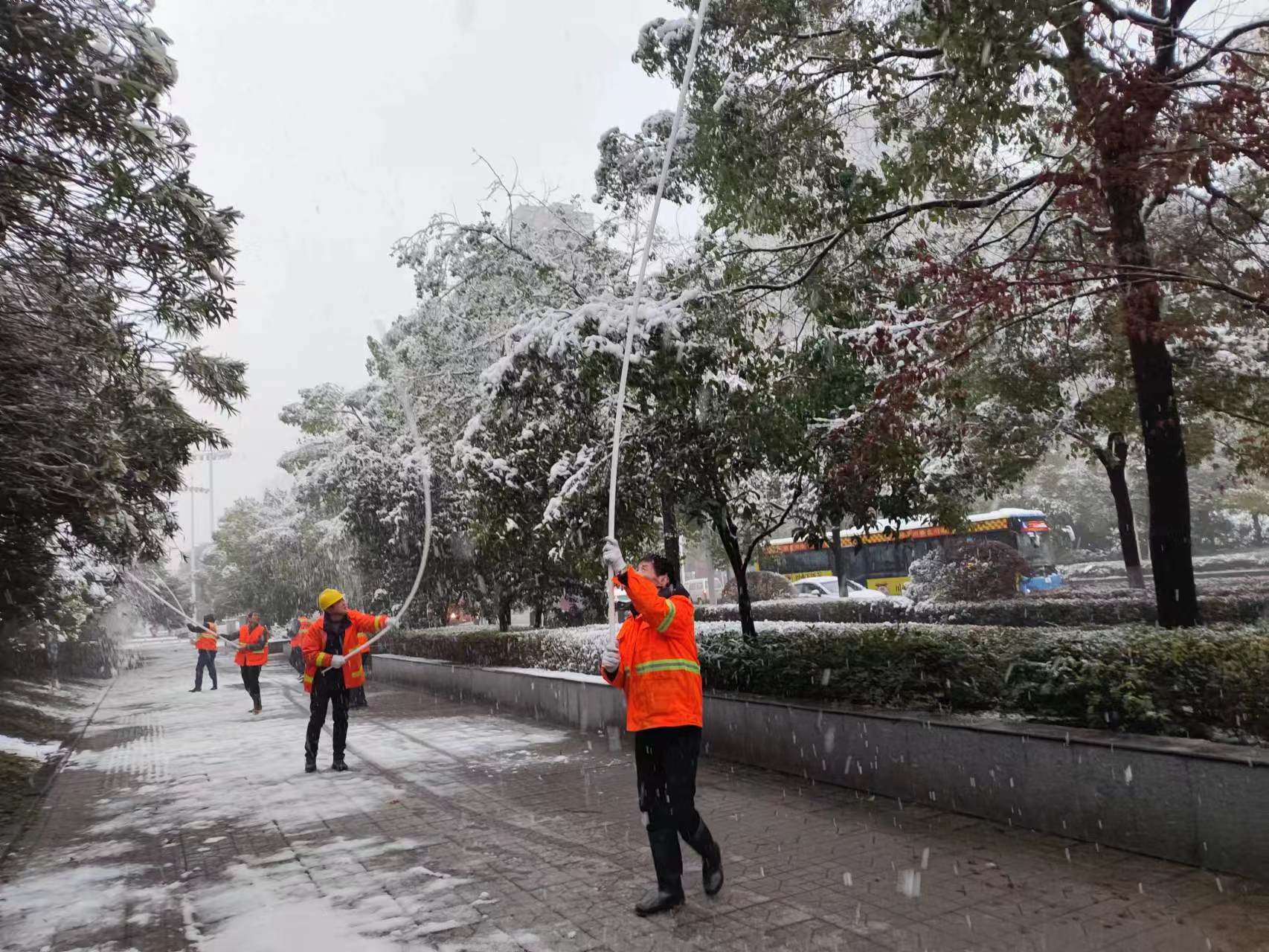 排隐患，保安全！天元城管园林中心开展城区大雪应急行动