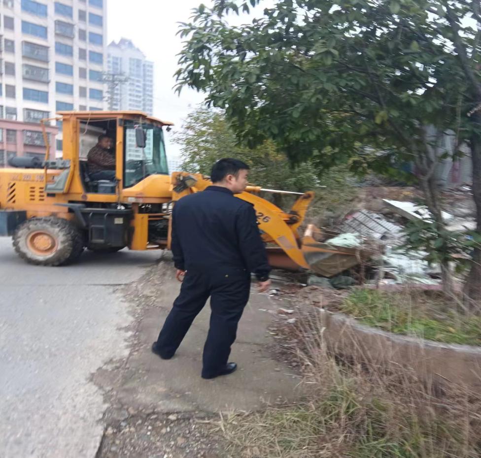 建筑垃圾清理 栗雨城管在行动