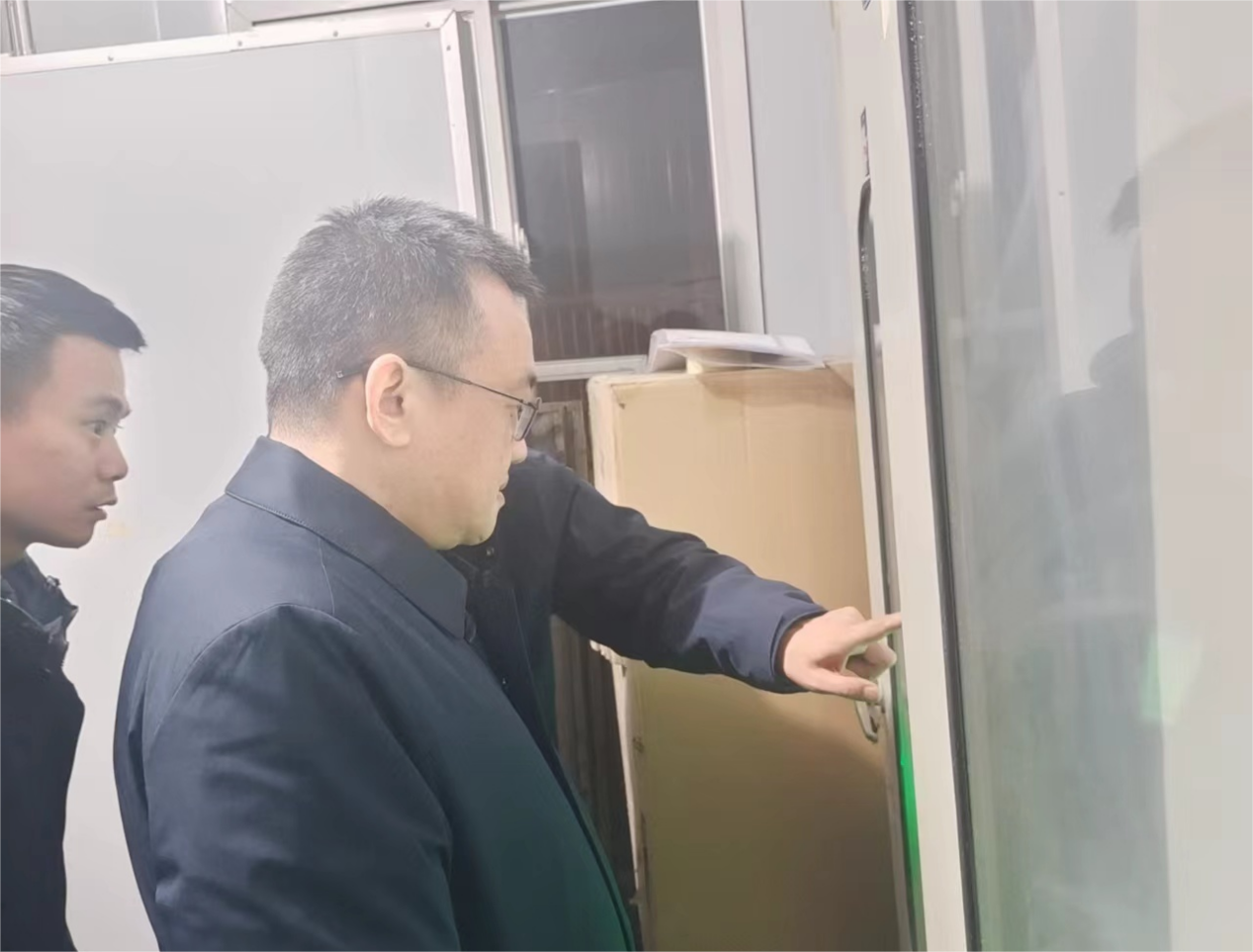 周其伟带队突击夜查