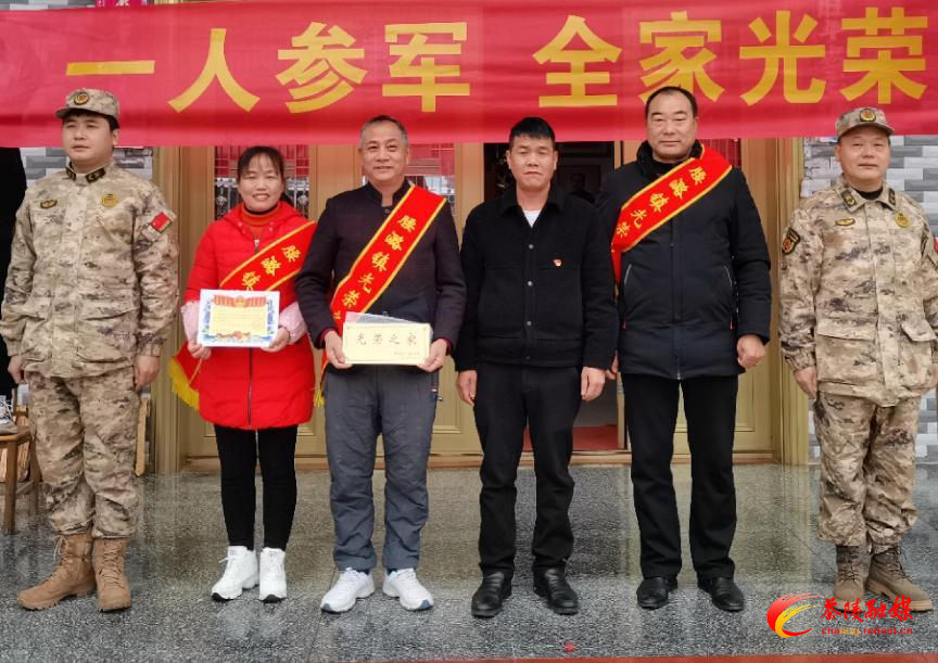 一人参军，全家光荣！腰潞镇开展喜送“入伍通知书”和“光荣之家”荣誉牌活动