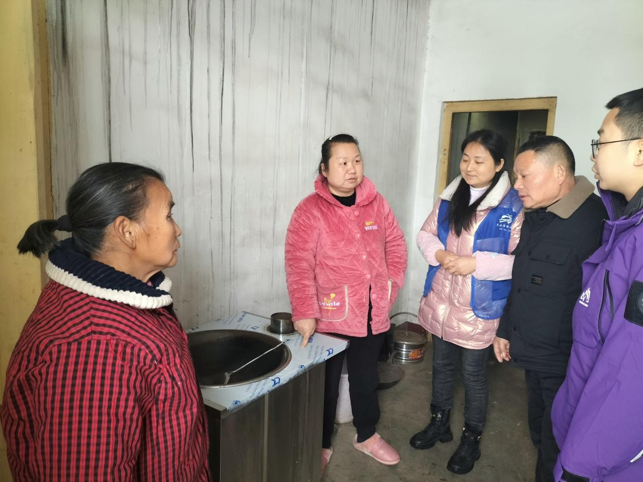 “让寒冬不寒·让村民更暖” ——清水塘街道大冲村开展暖心敲门行动