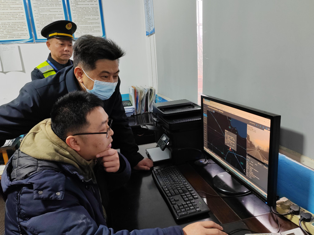 付访华督查低温雨雪冰冻天气交通安全防范工作