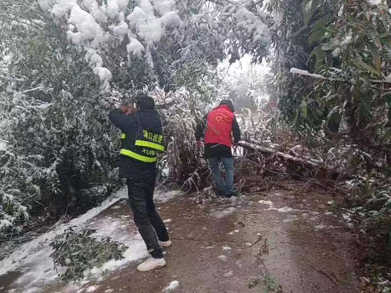 以雪为令 雪落即动丨古岳峰镇积极应对低温雨雪冰冻天气