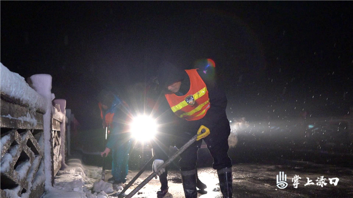 应对寒潮 我们在行动丨渌口区交通运输局全力铲冰除雪保畅通