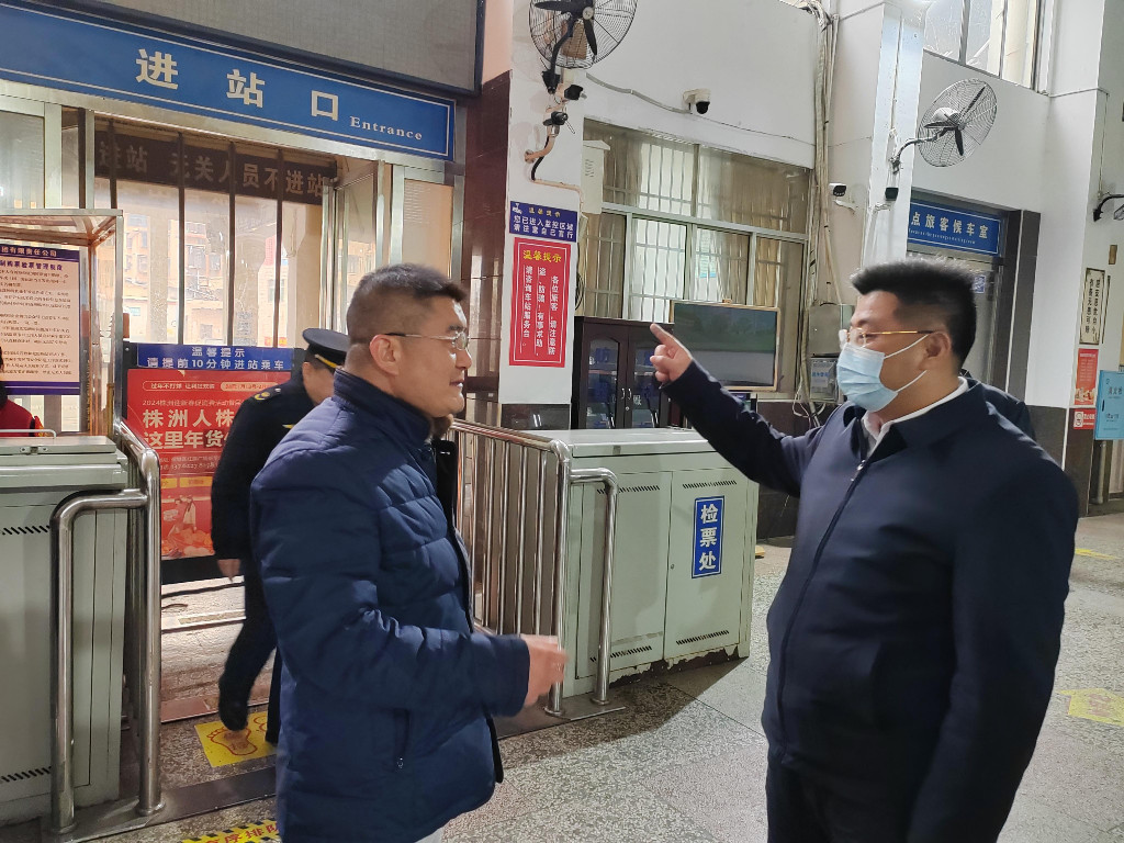 付访华督查低温雨雪冰冻天气交通安全防范工作