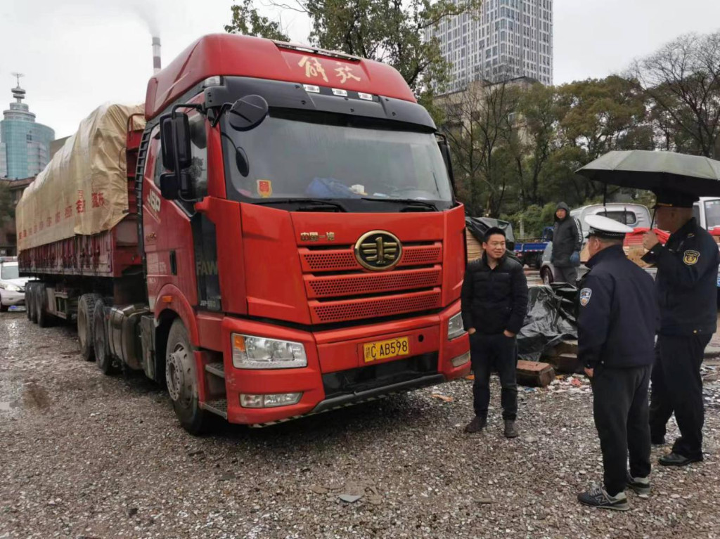 株洲交通综合执法部门成功查获1台恶意逃避检查的“双百”车辆